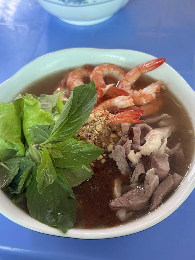 Tô bún gỏi dà có tôm, thịt, húng quế và đậu phộng rang