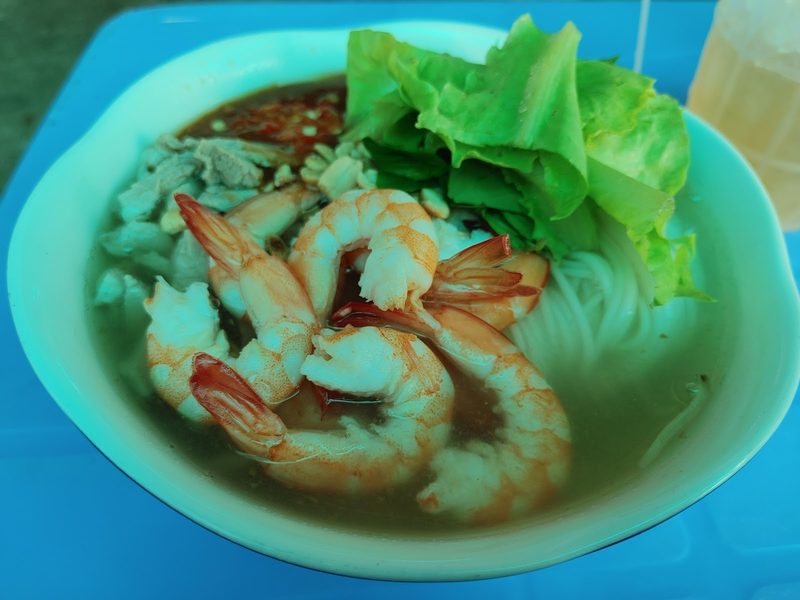 Tôm và xà lách trong nước lèo trong