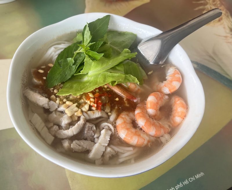 Cận cảnh tôm, thịt heo thái mỏng và rau thơm trong tô bún gỏi dà
