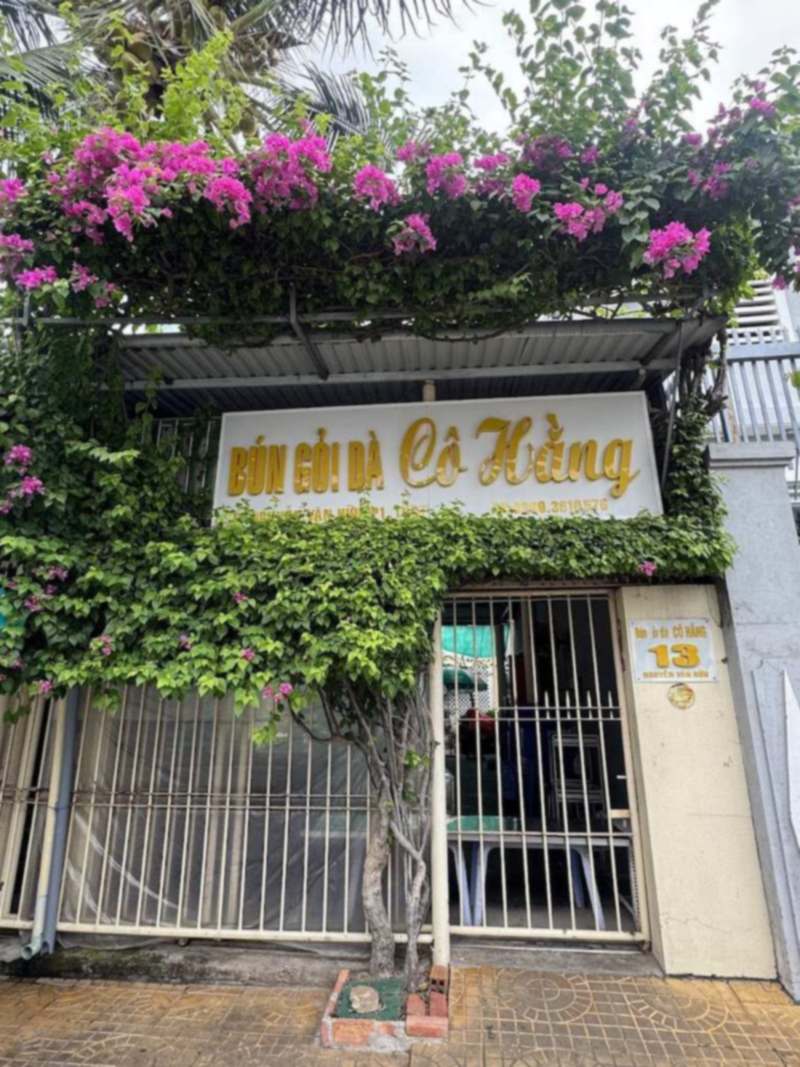 Cổng quán Bún Gỏi Dà Cô Hằng dưới giàn hoa giấy